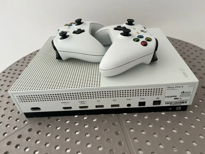 Xbox One S 500gb + 2 Controles Originais + Jogos + Carregador
