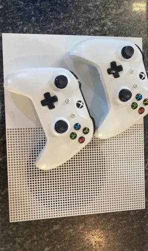 X Box one S 1TB, 2 controles