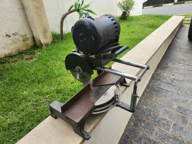 Esquadrejadeira de Bancada com Motor WEG 3/4 CV - Funcionando