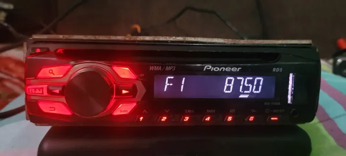 Rádio toca CD Pioneer com Bluetooth DEH-1450UB