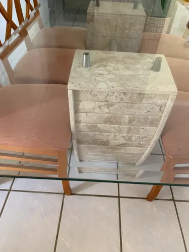 Mesa de vidro com 6 cadeiras de madeira