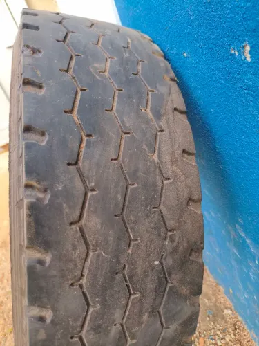 Pneus p caminhão 3/4 _ 215, 75R. 17.5