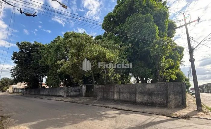 OPORTUNIDADE P/ INVESTIDORES!!! Terreno c/ 5.100m², medindo 60mx85m, c/ 03 frentes, poço p