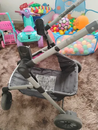 Carrinho de bebê Moisés e bebê conforto