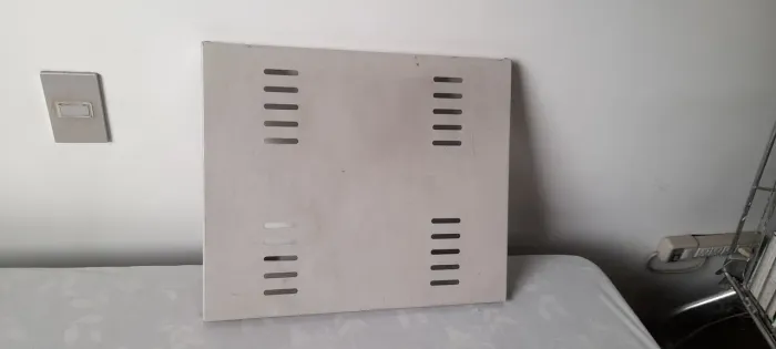 Porta para abrigo de motores ou outra utilidade 