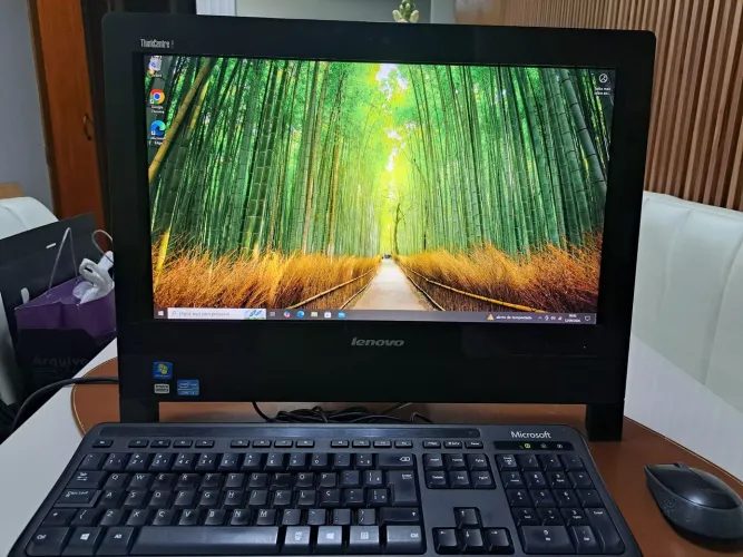 Desktop Lenovo All in One corei3 / 4GB RAM / SSD 240GB / Wi-Fi + Teclado e Mouse (Completo
