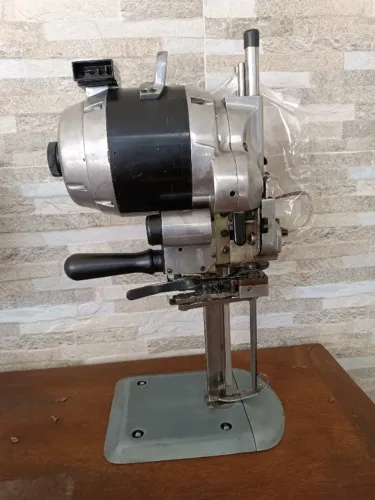 Máquina de corte de tecido marca Westman 220V (Região de Jacareí/SP)