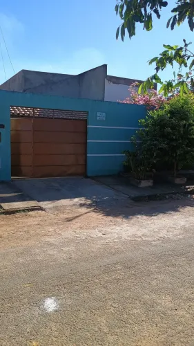 Vendo casa espaçosa, aceito proposta.