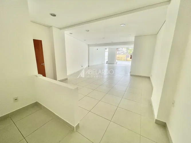 ABELARDO IMÓVEIS ALUGA - Sala no bairro Fortaleza.Conta com 91,83 m² de área útil, banheir