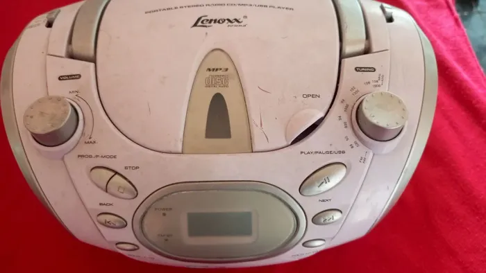 Rádio com toca CD Com Defeito A luz Acende mais não toca
