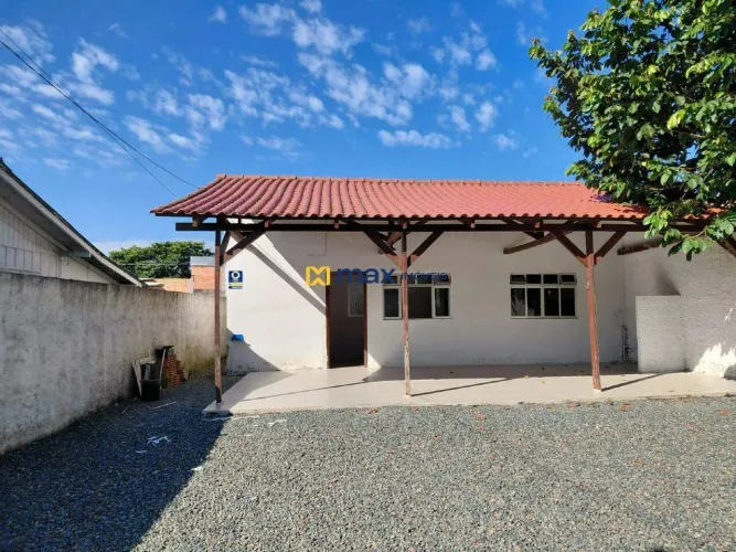 Aluguel: Casa com amplo terreno, 01 dormitório, Bairro Machados, 35m²(privativos)
