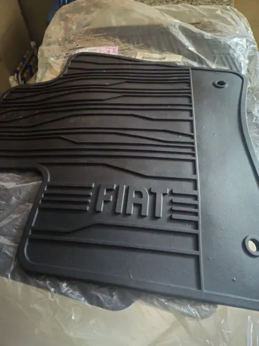 Tapete de borracha Fiat Toro original Mopar