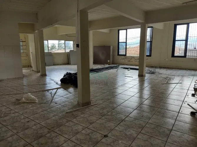 Sala em excelente ponto comercial do Caiçaras.