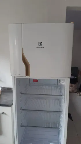 Título: Geladeira Electrolux DC44 362L 220V - Para reparo na porta