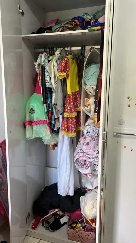 Guarda roupa e escrivaninha com armário aéreo