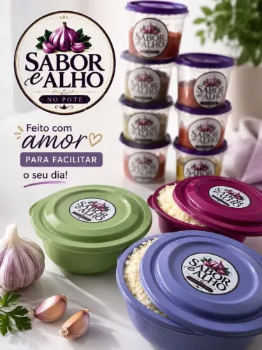 Alho triturado e temperos no pote.