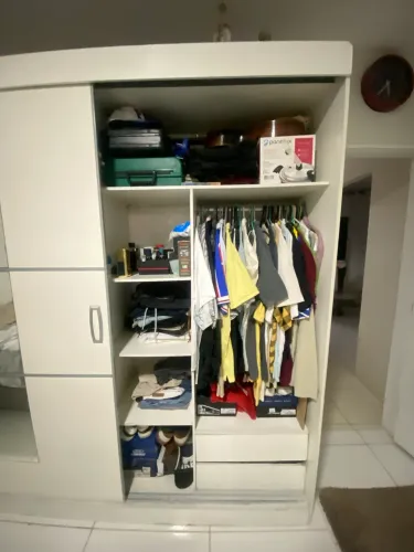 Guarda roupas de 02 portas com espelho.