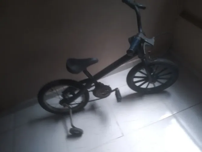 Bicicleta infantil aro 14".ideal para crianças aprenderem a pedalar com segurança e tranq