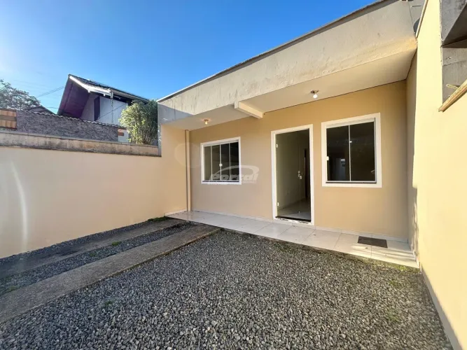 Casa disponível para locação no bairro Itoupava Central. Imóvel com aproximadamente 90m², 