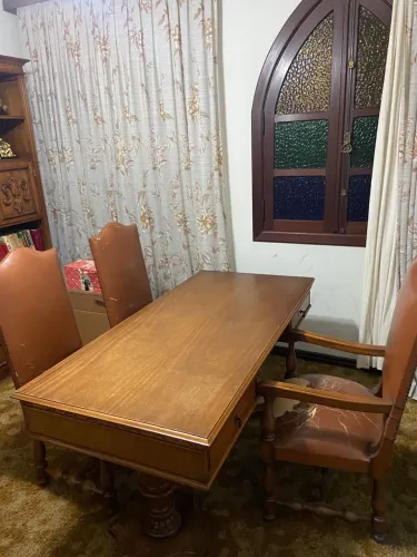 Mesa de escritório com as 3 cadeiras 