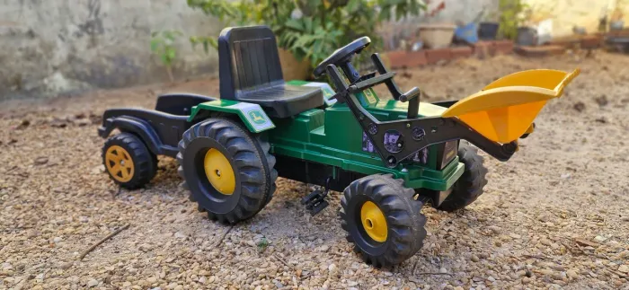 Trator infantil a pedal com pá carregadeira e carretinha