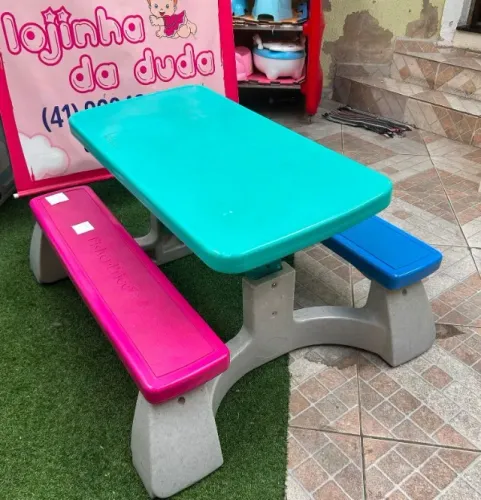 Mesa 4 lugares colorida marca Fisher price com regulagem de altura na mesa