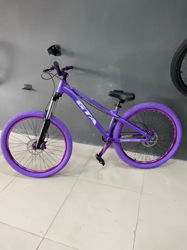 Bike Aro 26 GTA Roxa Freio Hidráulico Cubo Barulhento