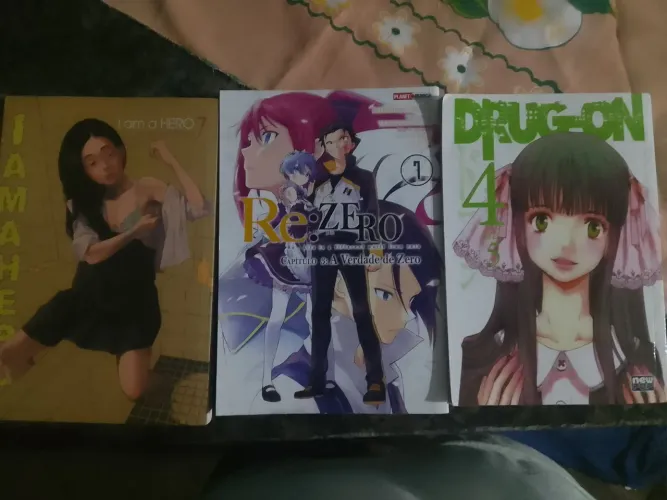 Lote, três mangás usados seminovos. I am a hero, Drug-on e Re:zero.