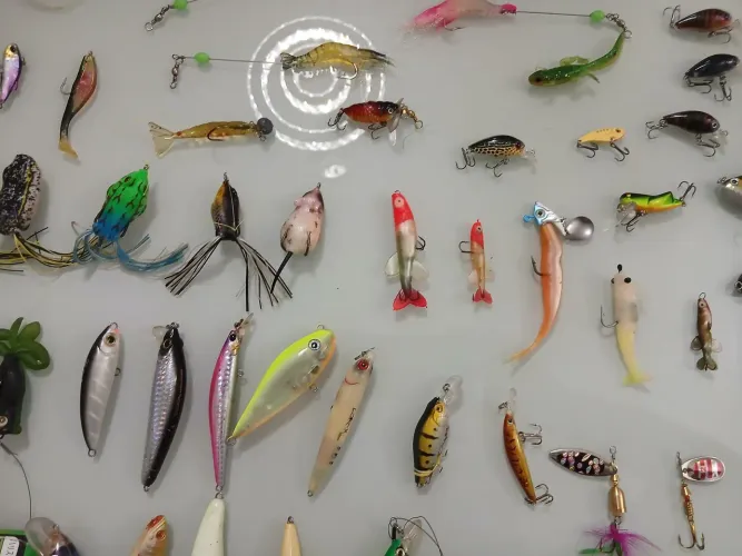 Iscas artificiais para pesca esportiva e moldes variados o lote