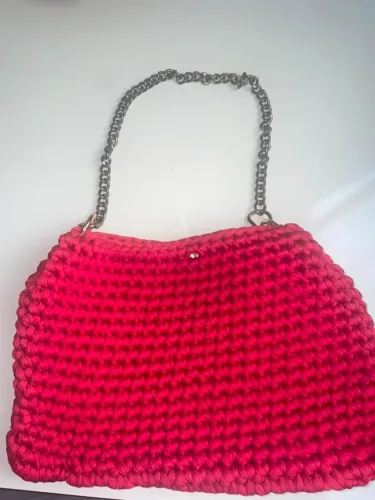 Bolsa de Crochê Luxo Vermelho Vibrante - Alça Corrente Metal Envelhecido - Cor do Verão!