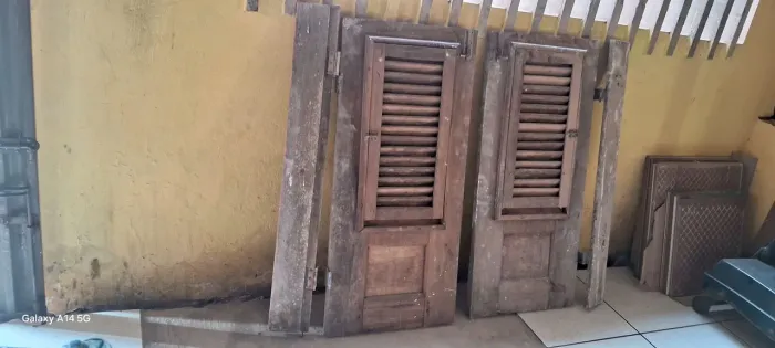 Vendo janela de pau darco toda entera so 120 reas