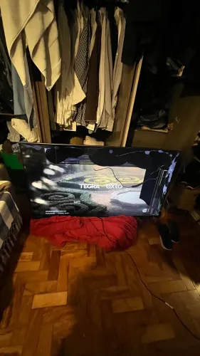 Duas tv Samsung quebrada, vendendo carcaça 