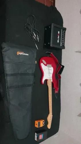 Guitarra Michael Stratocaster + caixa amplificadora + pedal.