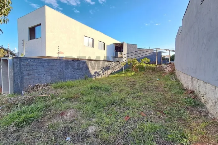 Exclusividade e Potencial no Jardim Colorado: Terreno com Acesso Bilateral