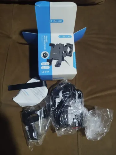 Suporte para celular com carregador integrado.