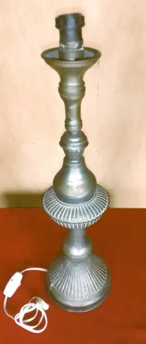 Grande abajur em metal dourado cinzelado base frenestrada em gomos pé redondo frenestrado