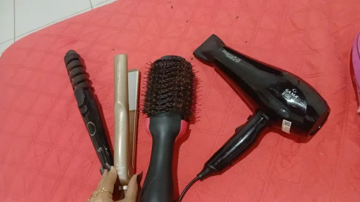 Vendo Secador, chapinha, escova secadora e baby lis, por motivo de viajem, faço entrega 