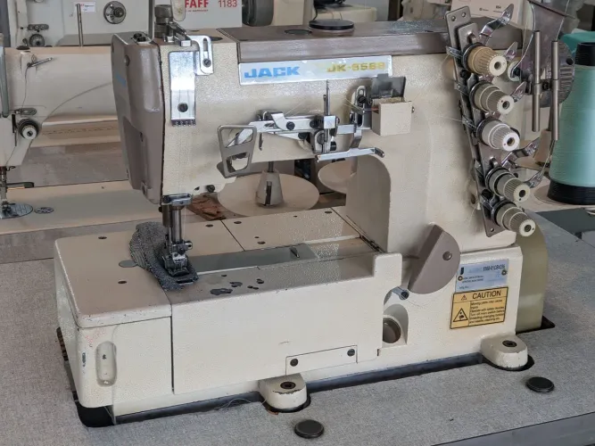 Máquina de costura Galoneira industrial Jack