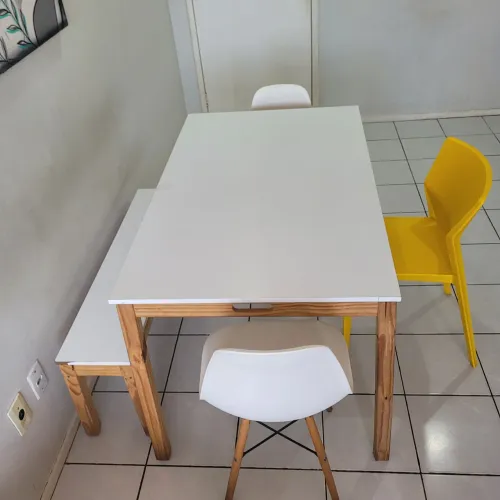 MESA DE JANTAR COM 3 CADEIRAS E 1 BANCO.<br>