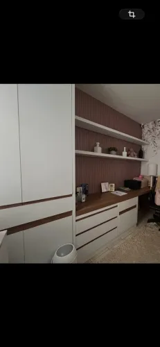 Vendo guarda roupa acoplado escrivaninha com gavetas e prateleiras