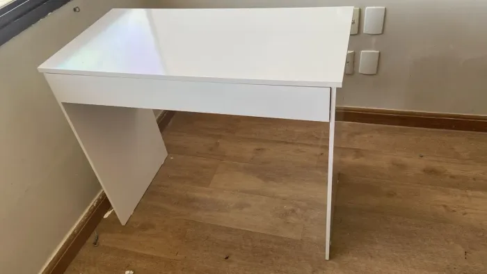 Mesa de escritório com gaveta