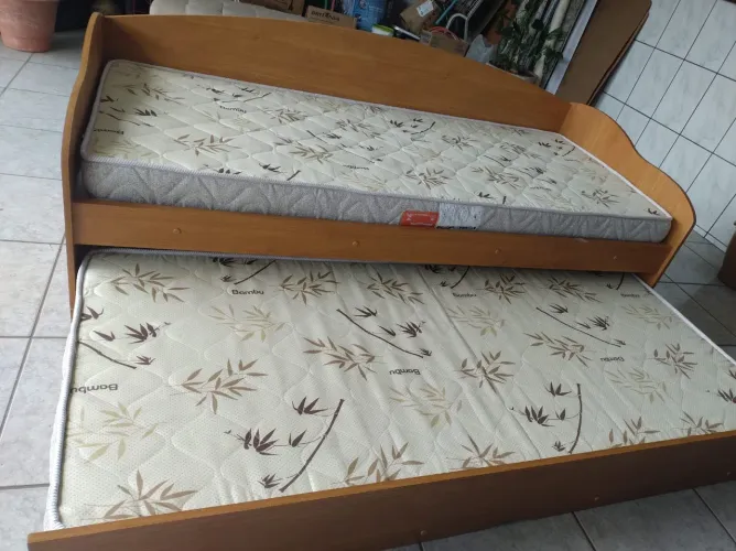 Cama solteiro com cama auxiliar e colchões