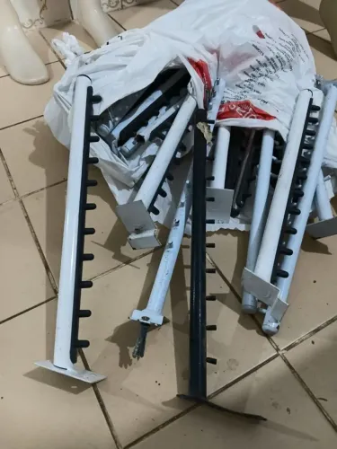 Arara de roupas de parede