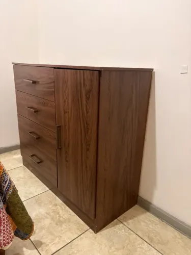 CÔMODA COM 4 GAVETAS E PORTA