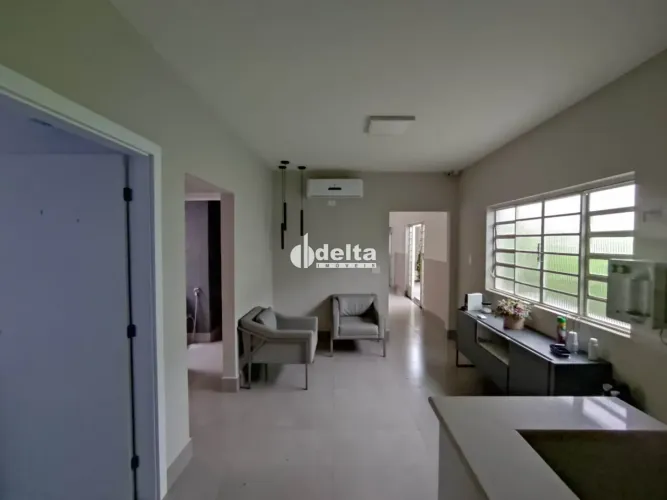 Casa comercial disponível para locação no bairro Martins em Uberlândia-MG.