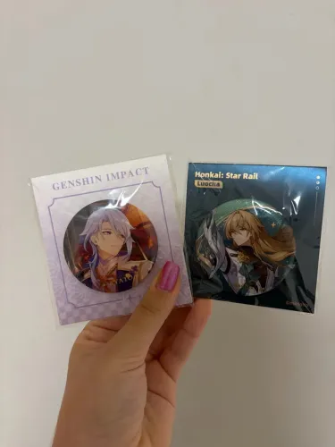 Kit com 2 bottons lacrados originais Genshin Impact e Honkai star Rail - Luocha e Ayato