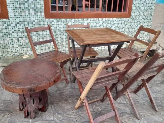 Jogo de Mesa de Madeira Dobrável com 4 Cadeiras + Mesinha Rústica