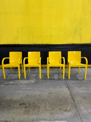 Cadeiras em polipropileno amarelas