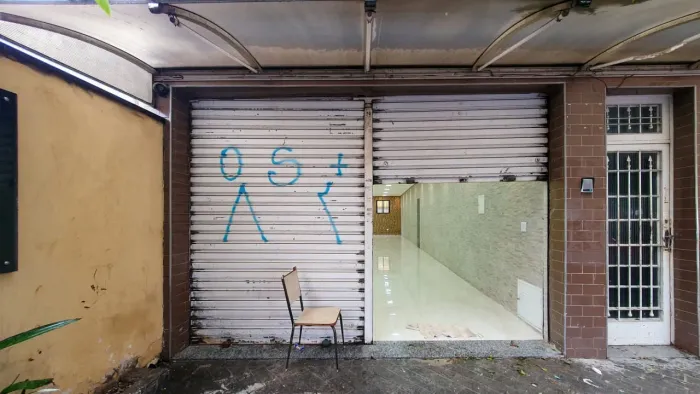 Loja na Rua Vale de Amoreira, 27 - 01  79 m²