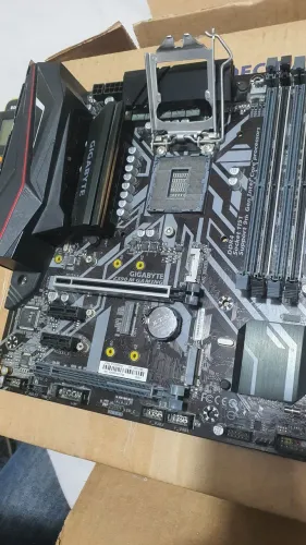 Placa mae Gigabyte Z390M gaming leia!!!